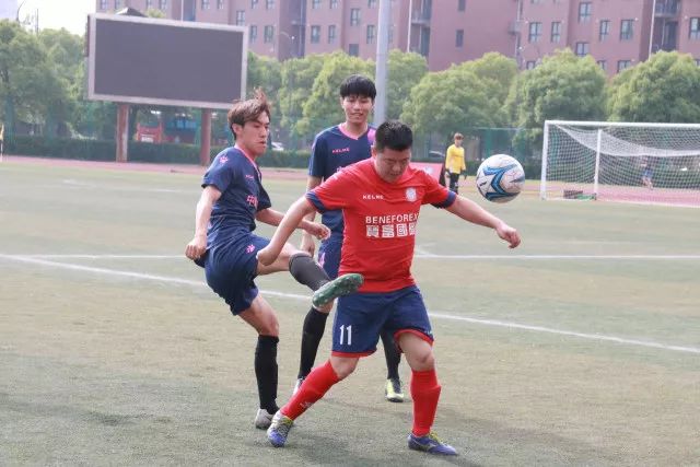 科莫俱乐部新赛季主场球衣发布，球员亲赠球迷